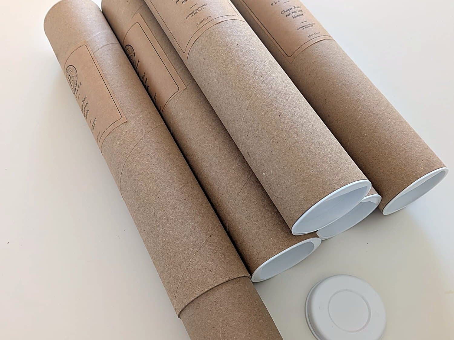 Tubes d'expédition étiquetés, prêts à partir de l'atelier