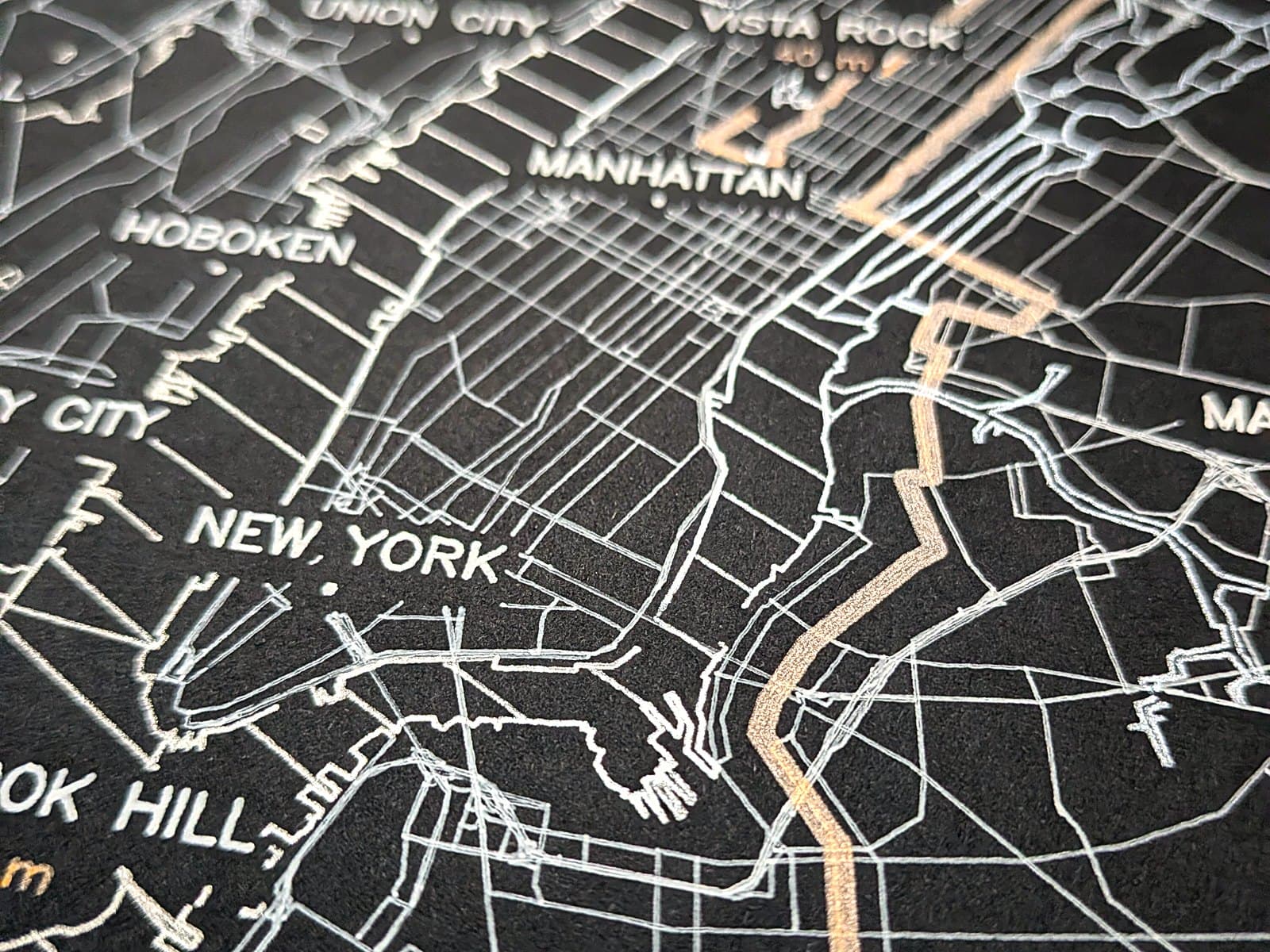Macro du tracé : le dépôt d’encre en relief sur le papier