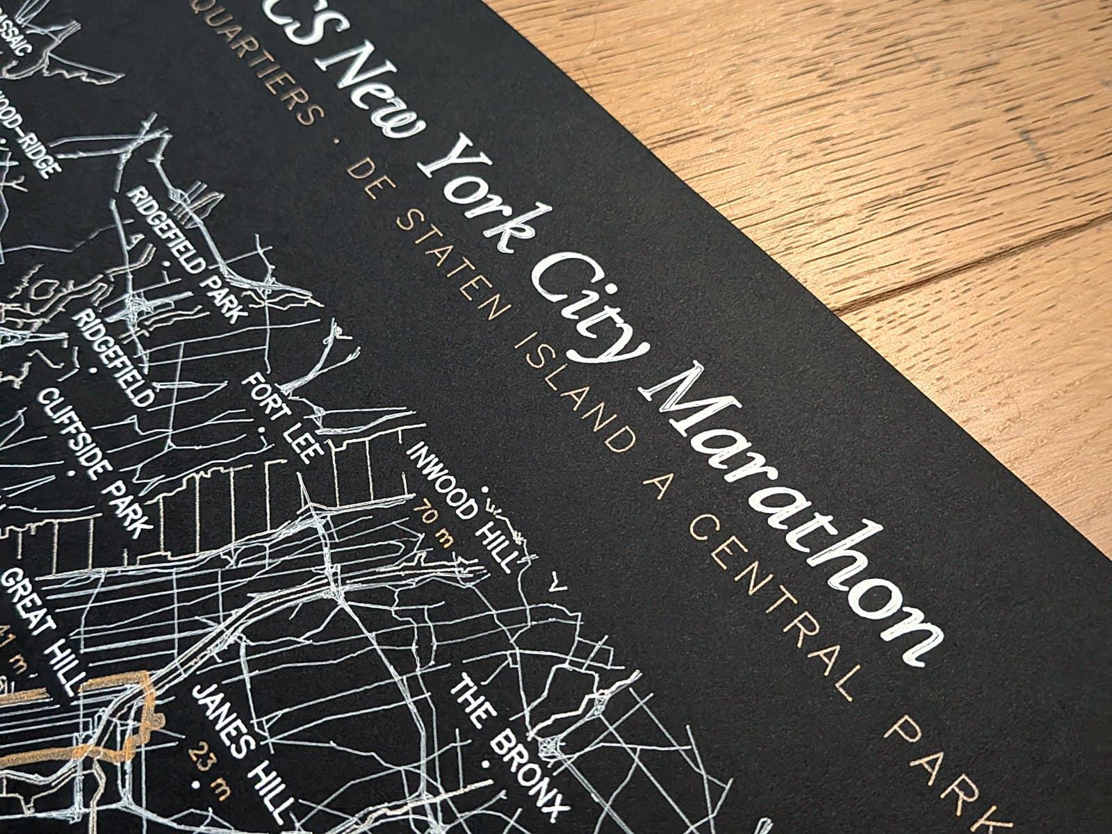 Tranche d’une affiche sur papier noir teinté dans la masse, posée sur l’établi