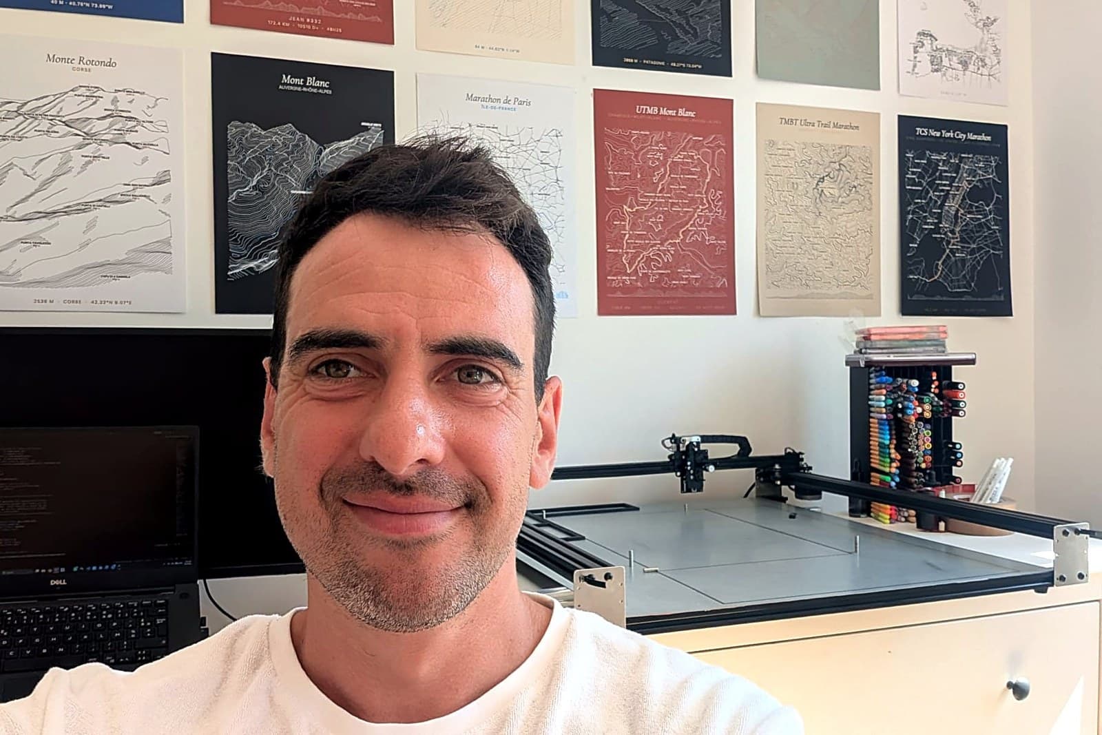 Portrait de Fabrice, fondateur de Plotrek, dans son atelier au Bouscat