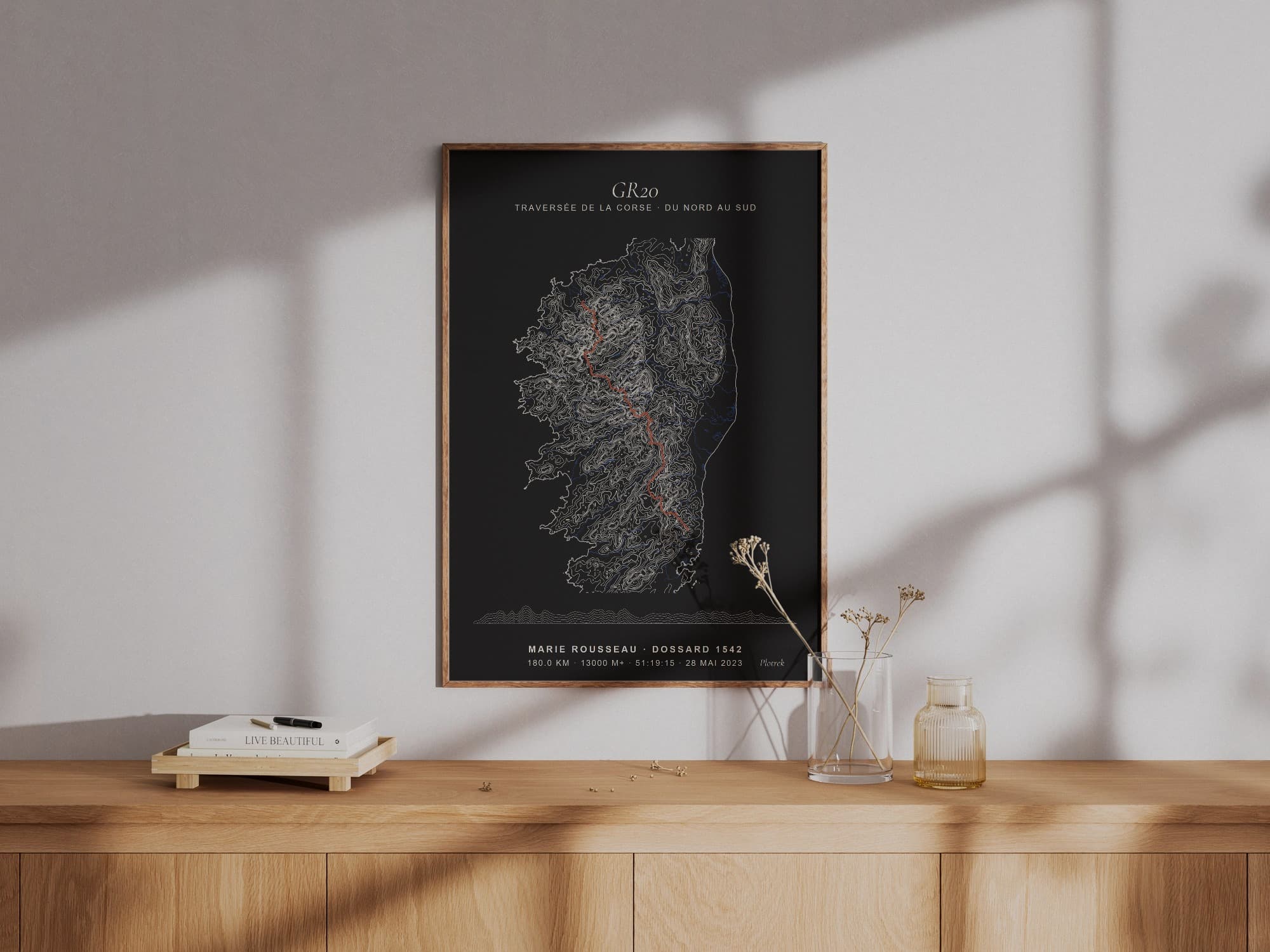 Affiche de course tracée au stylo, encadrée, posée sur un meuble