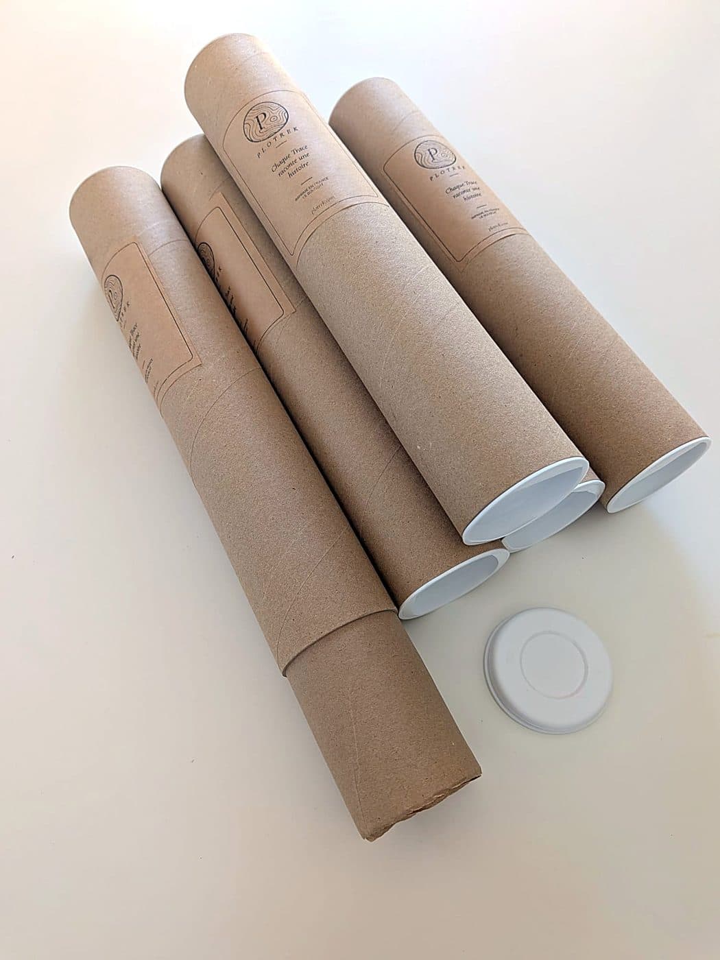 Les tubes d'expédition étiquetés, prêts à partir de l'atelier