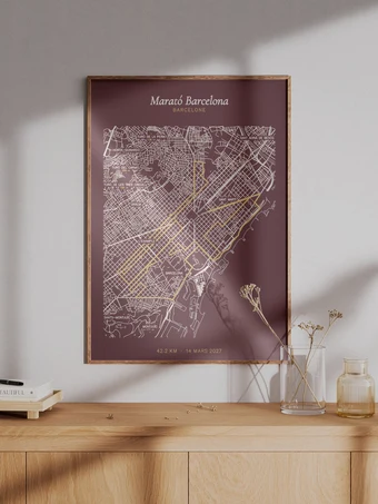 L'affiche encadrée au mur d'un salon, au-dessus d'une commode en chêne